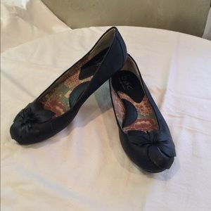 b.o.c black leather flat. Size 8. EUC